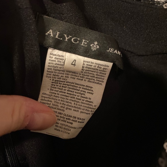 Size 4 - Picture 2 of 2